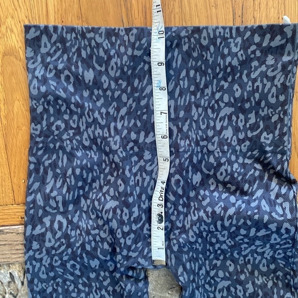 Spanx Gray Seamless Leopard Print Leggings Size Small - Picture 5 of 8